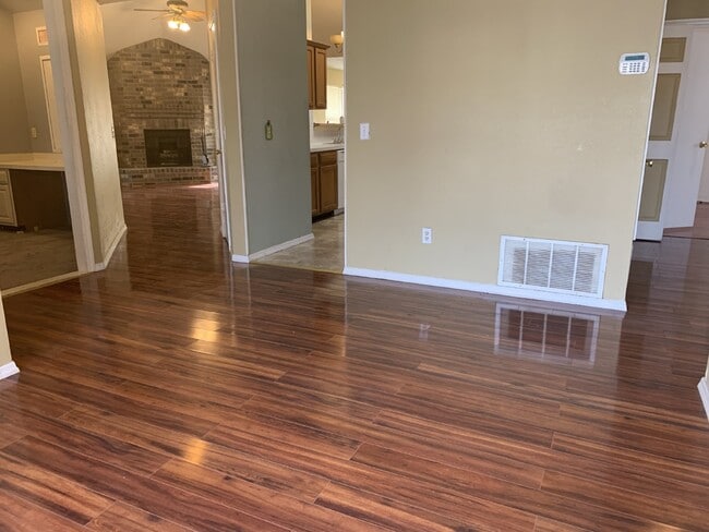 Building Photo - "Spacious 3-Bedroom Oasis with 2 Full Bath...