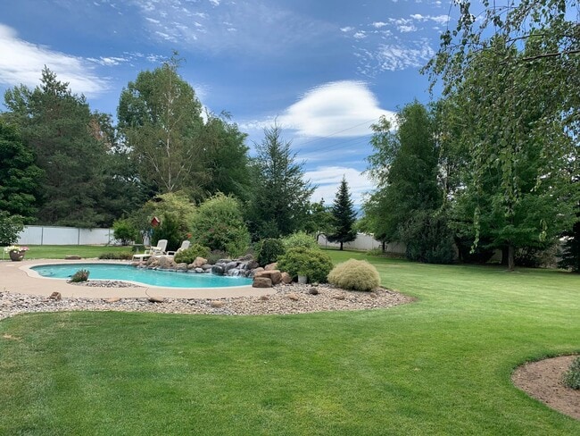 Building Photo - 4 Bedroom, 2 Bath near Pine Grove