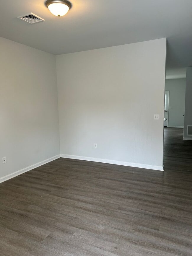 Building Photo - Like new 3 bedroom 2.5 bath townhouse