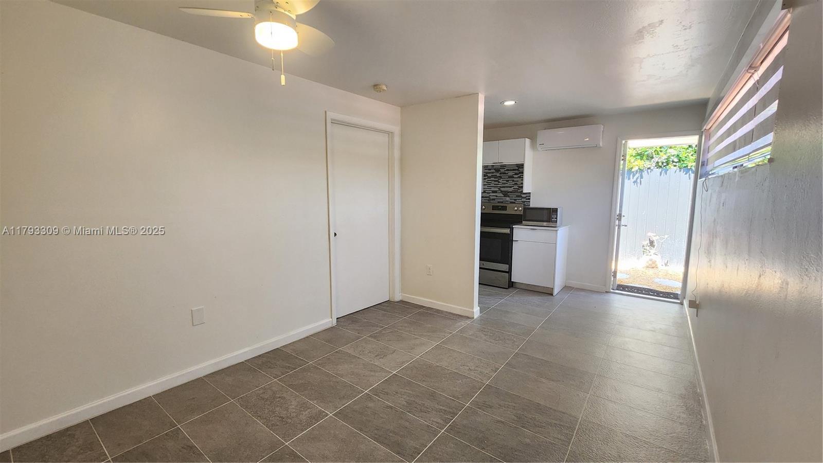 Building Photo - 9740 Colonial Dr