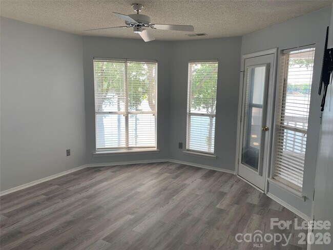 Building Photo - 912 Southwest Dr