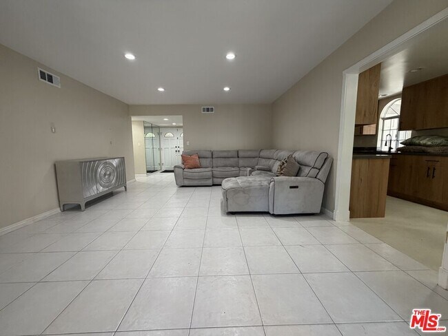 Building Photo - 10609 Reseda Blvd