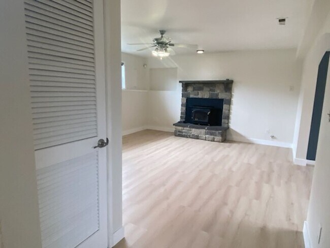Building Photo - $3950 2520 SqFt, SFH/4BDR,2BA,office/Garag...