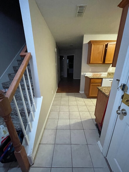 Building Photo - Room in Duplex on Arbor Ave