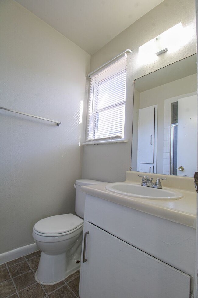 Building Photo - ********Move In Special- 1 Month Free!********