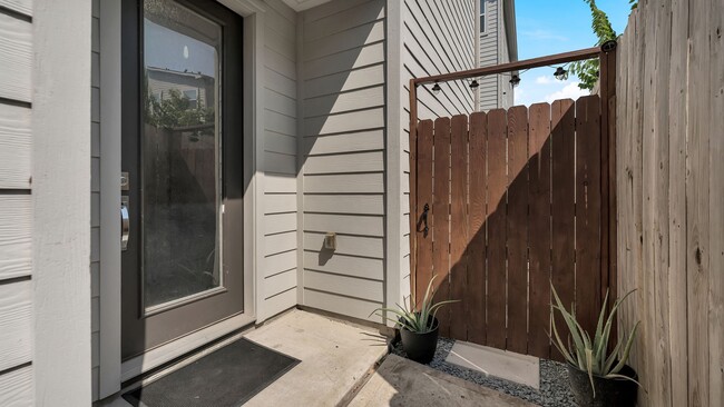 Building Photo - 607 Bayou St