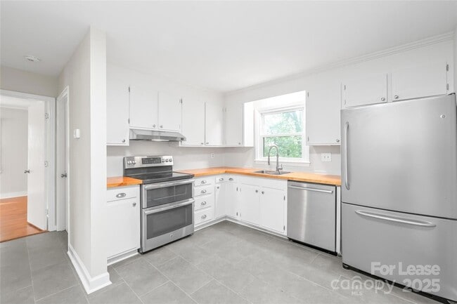 Building Photo - 5001 Vescova Ct