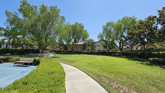 Building Photo - 1105 N Yucca Ave