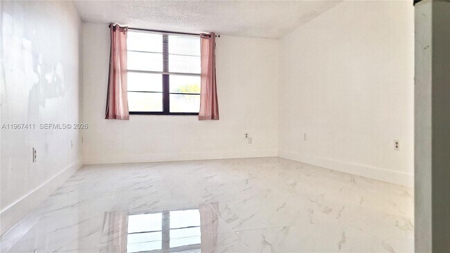 Building Photo - 10875 SW 112th Ave