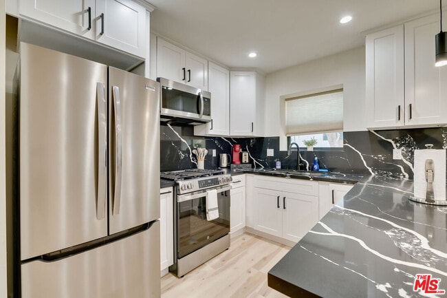 Building Photo - 918 N San Vicente Blvd