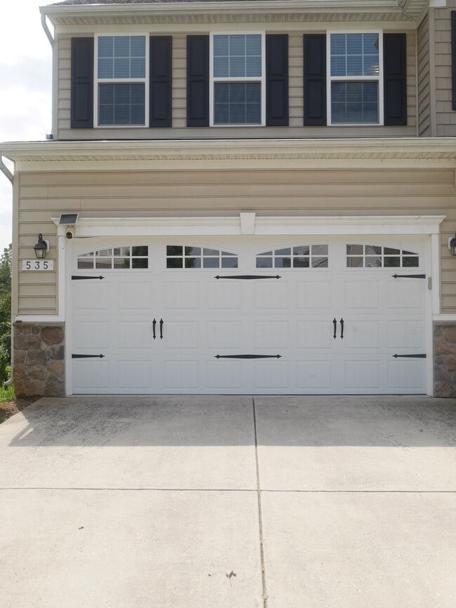 Building Photo - Elegant 4-Bedroom Single-Family Home with ...