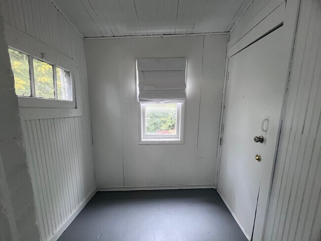Building Photo - Upper One Bedroom - Close to Downtown Gran...