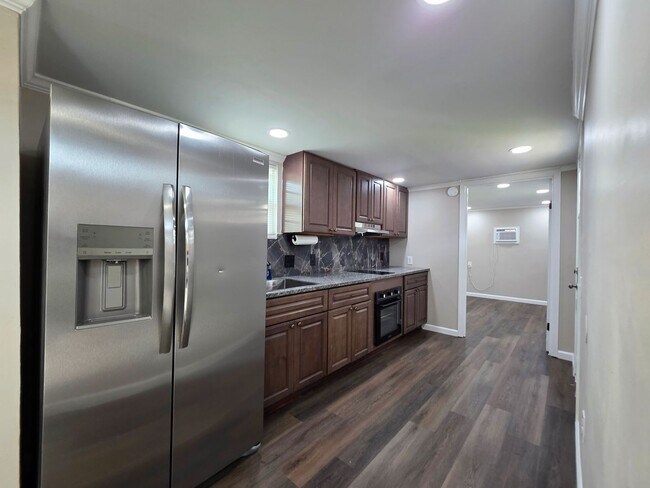 Building Photo - 8676 Sharon Ln
