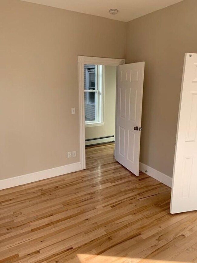 Building Photo - BU 1-bed split(2 Bedroom w/o LR) w/heat