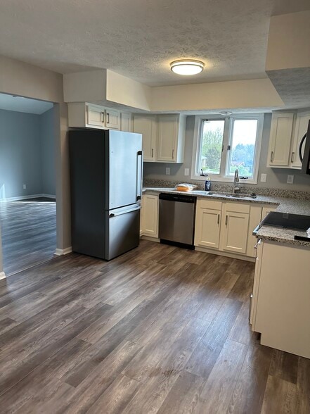 Kitchen - 605 Buckingham Ln