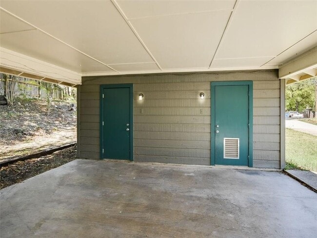 Building Photo - 6113 Manor Rd