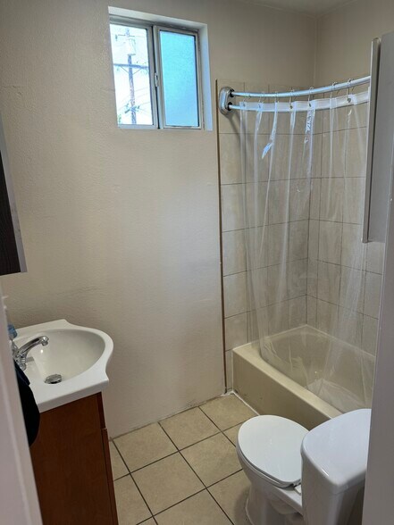 Bathroom - 2920 S Sycamore Ave