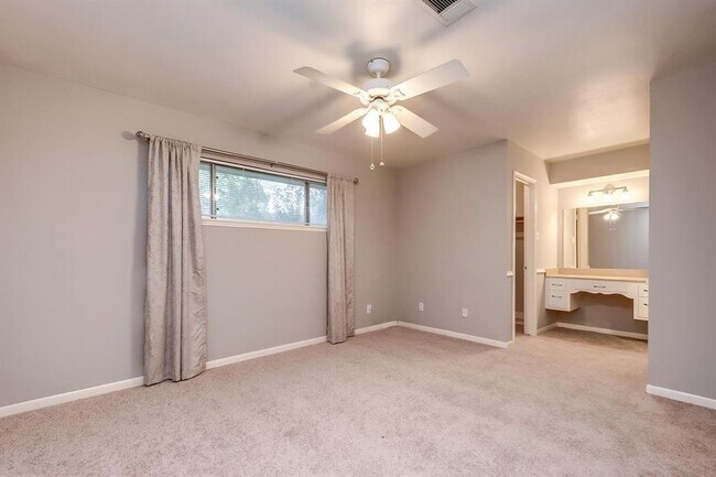 Building Photo - 810 Borden St