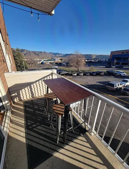 Building Photo - 1150 Golden Cir