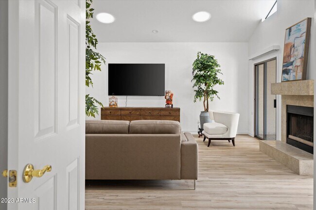 Building Photo - 8844 E San Rafael Dr