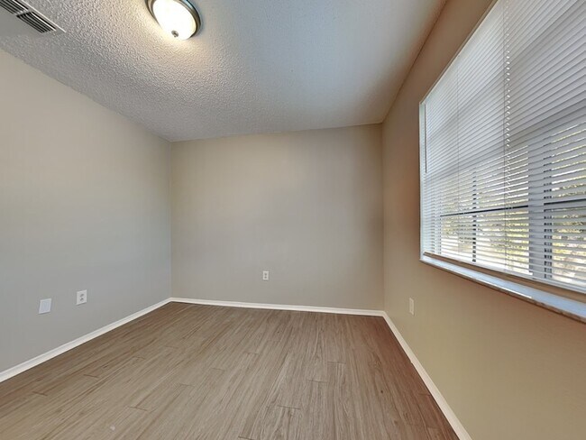 Building Photo - 774 Burlwood St