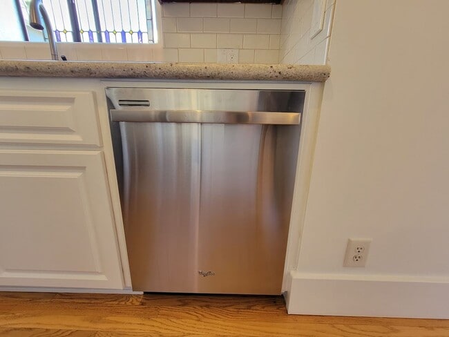 Building Photo - BEAUTIFUL 4BD - 3BA SINGLE STORY HOUSE WITH PRIVATE LAUNDRY AND DETACHED 2 CAR GARAGE