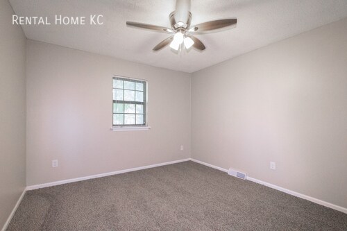 Building Photo - Roomy 3-bed 2-bath Duplex w/Fin Lower Leve...