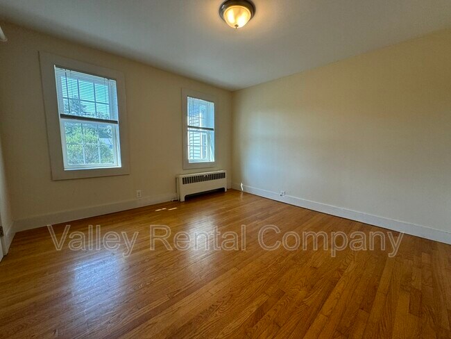 Building Photo - 132 Middle St