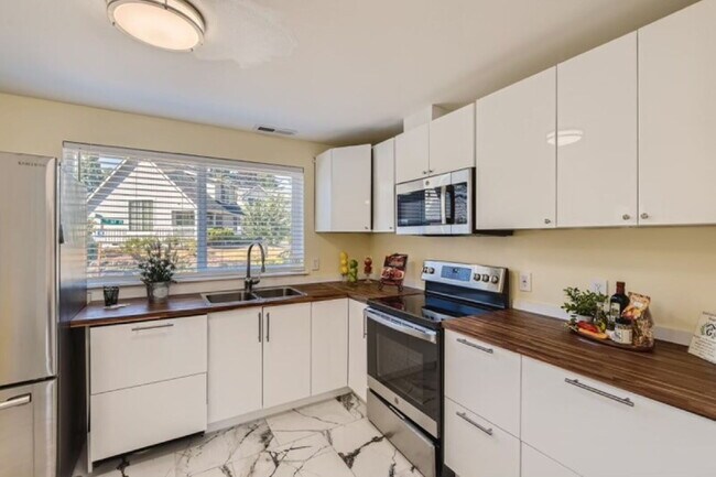 Building Photo - Beautiful single-family home. Available soon!!