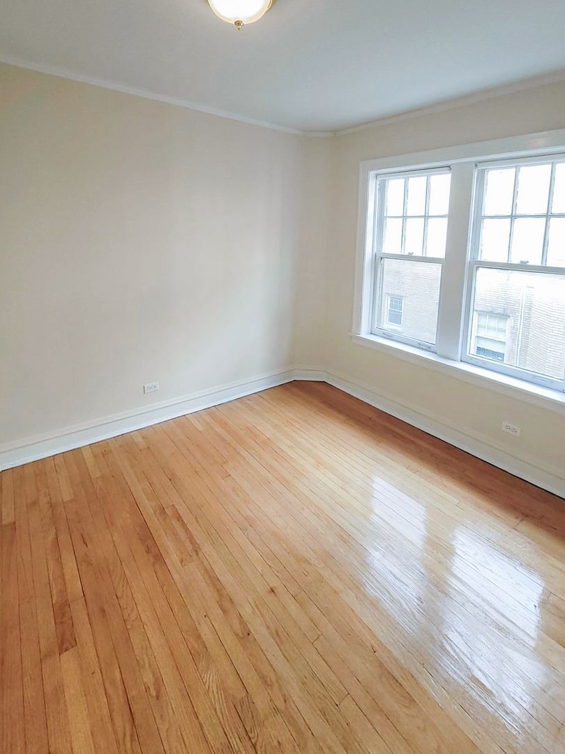 Building Photo - 1605 W Sunnyside Ave