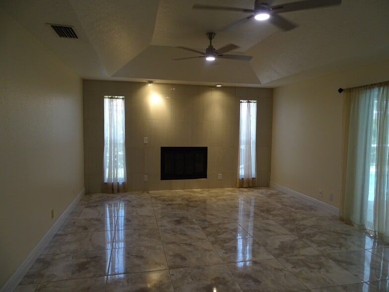 Family Rm w/Fireplace - 6325 Winding Lake Dr