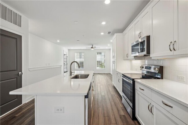 Building Photo - 432 Burton Dr