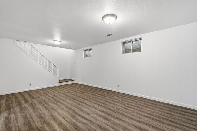 Building Photo - 4 bedroom / 2 bath / Beautifully Updated