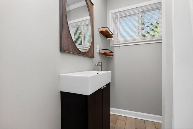 Building Photo - Charming 2BD/1BA Condo on Pecan Ave!