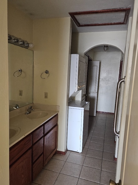 Building Photo - 2000 Circle Dr