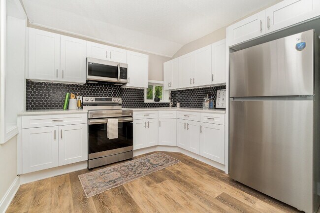 Building Photo - "Charming 3-Bed Townhouse Retreat in the H...