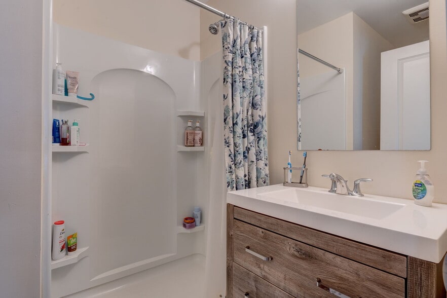 Building Photo - 15 Hillyndale Rd