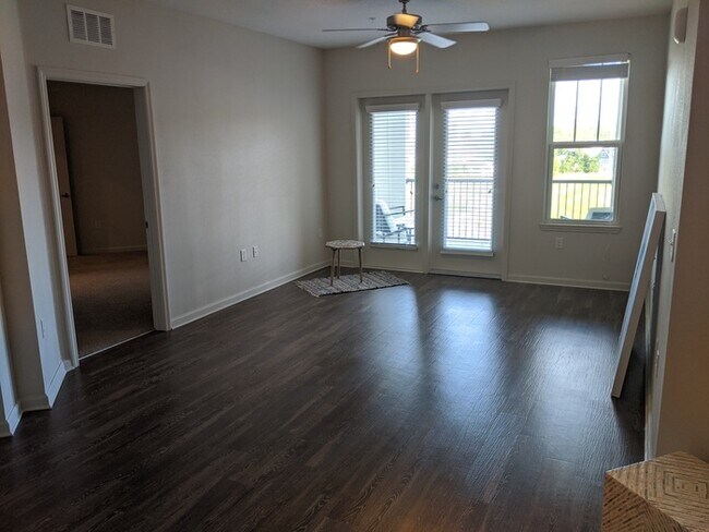 Building Photo - Apartment Home #370 - Water View