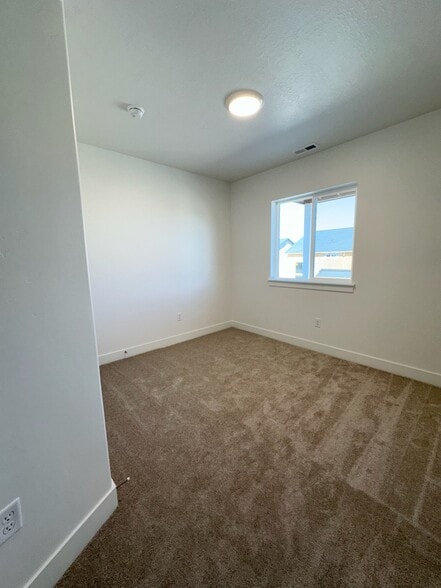 Building Photo - 682 N Bennedict Dr
