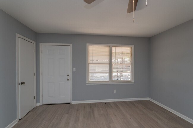 Building Photo - Updated 3 bed/2 bath home for lease in Old...