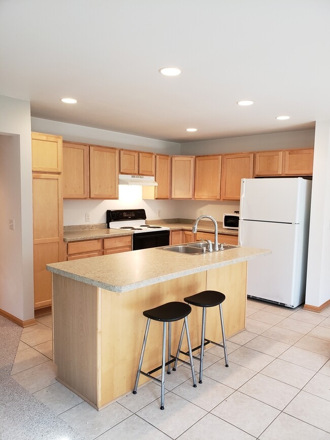 Building Photo - 208 Parador Pl