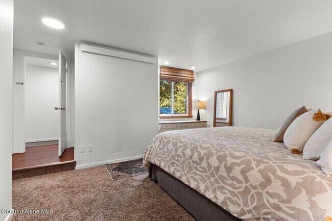 Building Photo - Great CDA Location!