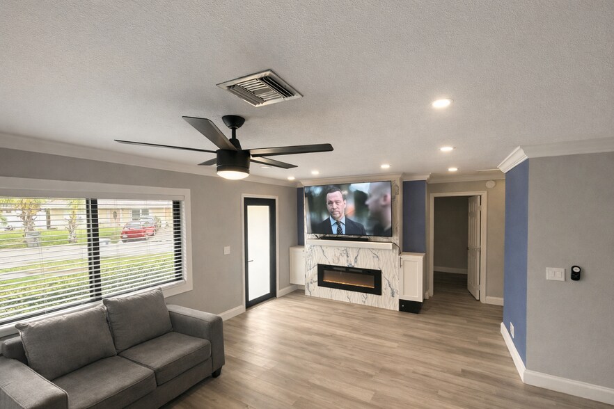 Living room - 7344 Palmdale Dr