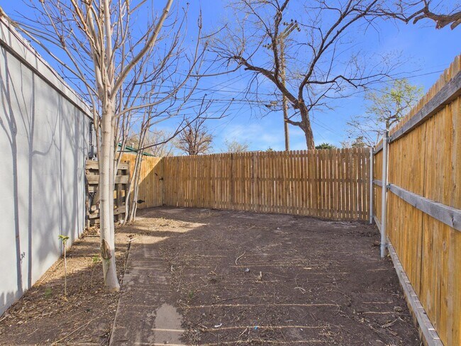 Building Photo - 2718 Duncan Dr