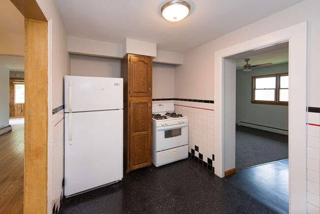 Building Photo - Extra Spacious Top Unit Duplex