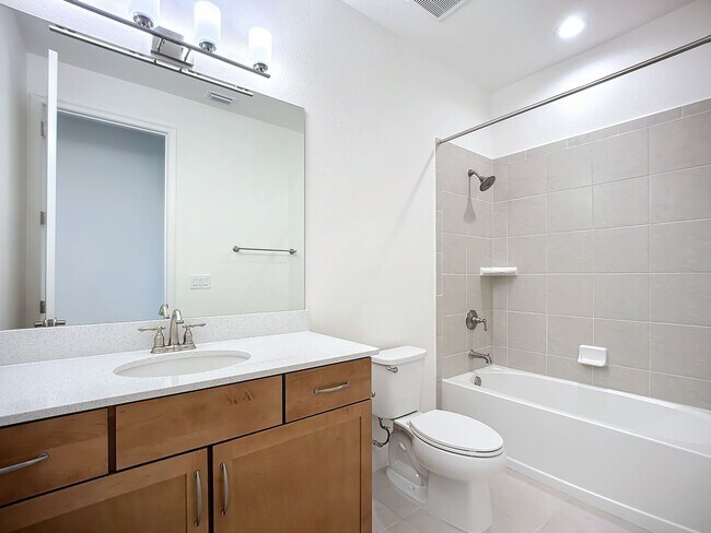 Building Photo - Spacious 4-bedroom, 2-bath House