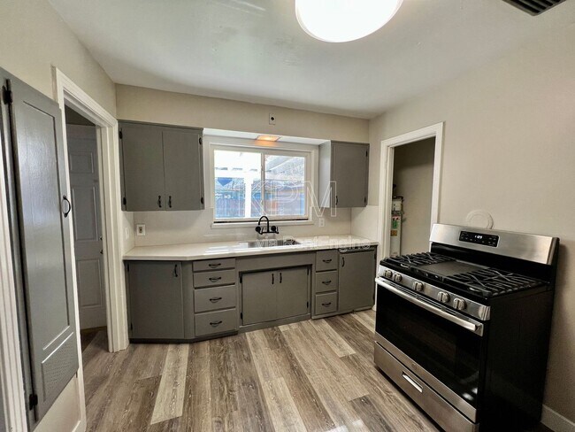 Building Photo - 636 S Tuxedo Ave