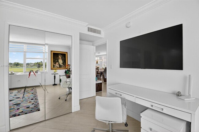 Building Photo - 9250 W Bay Harbor Dr