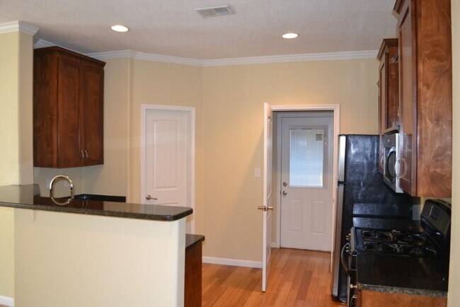 Building Photo - 1038 E 43rd St