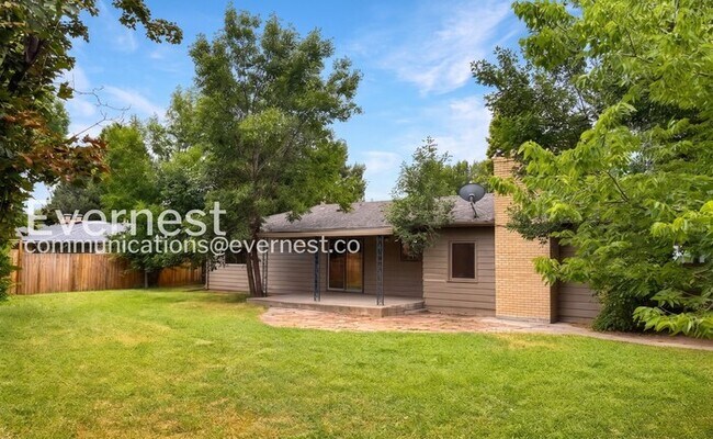 Building Photo - 3 Bed, 1 Bath Home with Fenced Yard & Garage / Available Now!